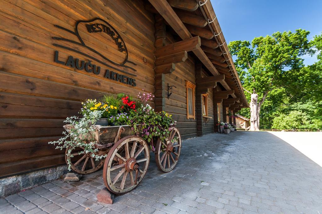 Laucu Akmens Hotell Skulte  Exteriör bild